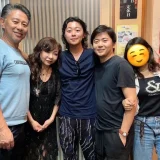 ハイヒールモモコの息子で長男・小林仁一郎の仕事は社長秘書？東京勤務の現在